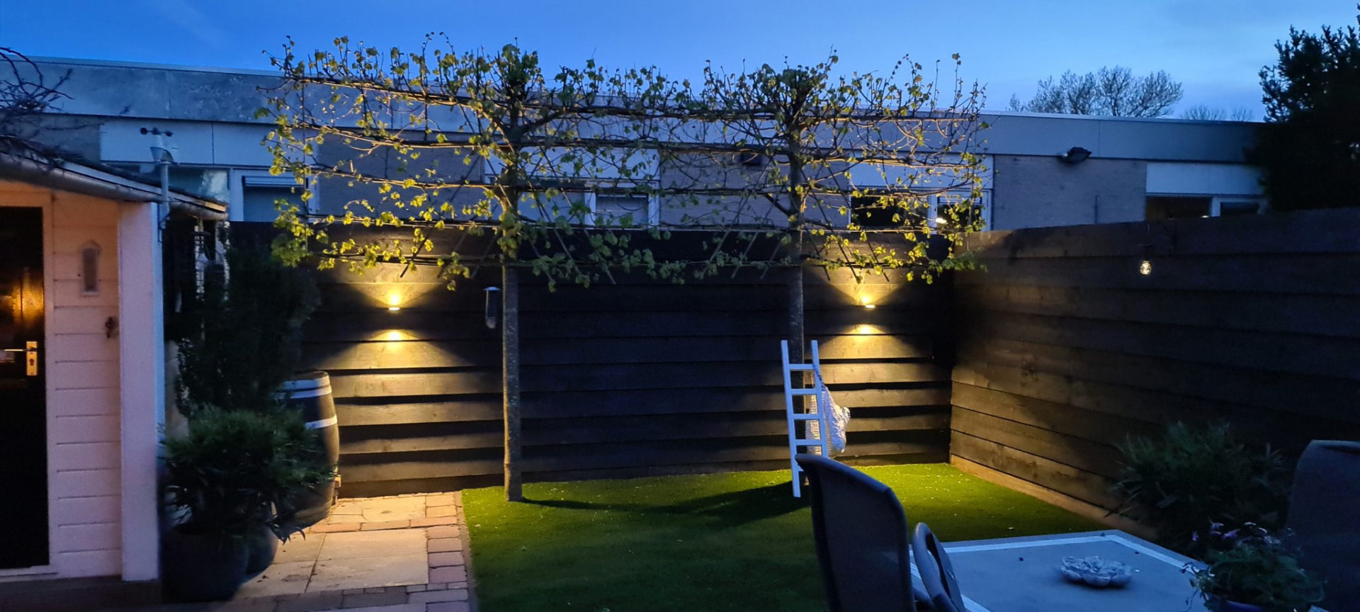Buitenverlichting in een tuin in de avond