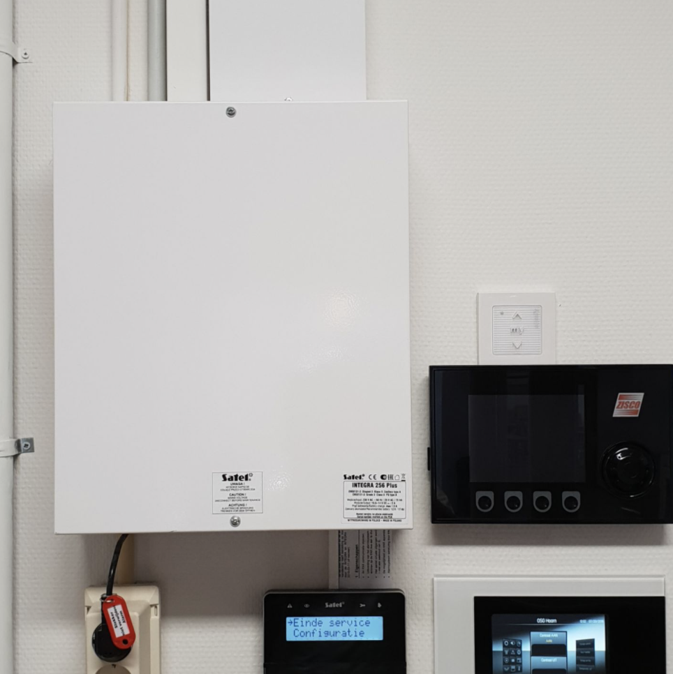 Alarmcentrale met bedienpaneel en intercom in de meterkast