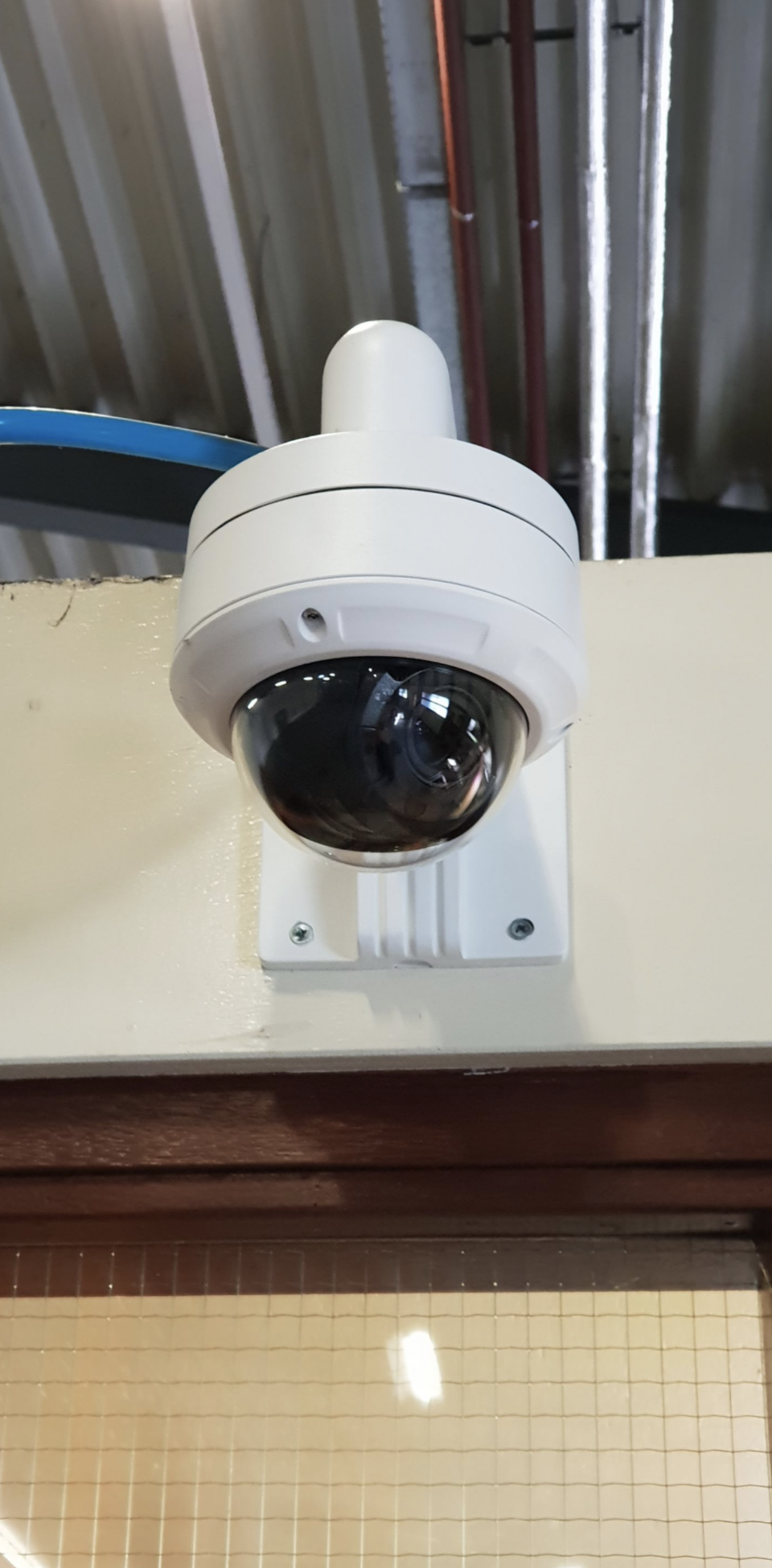 Dome camera in een bedrijfshal