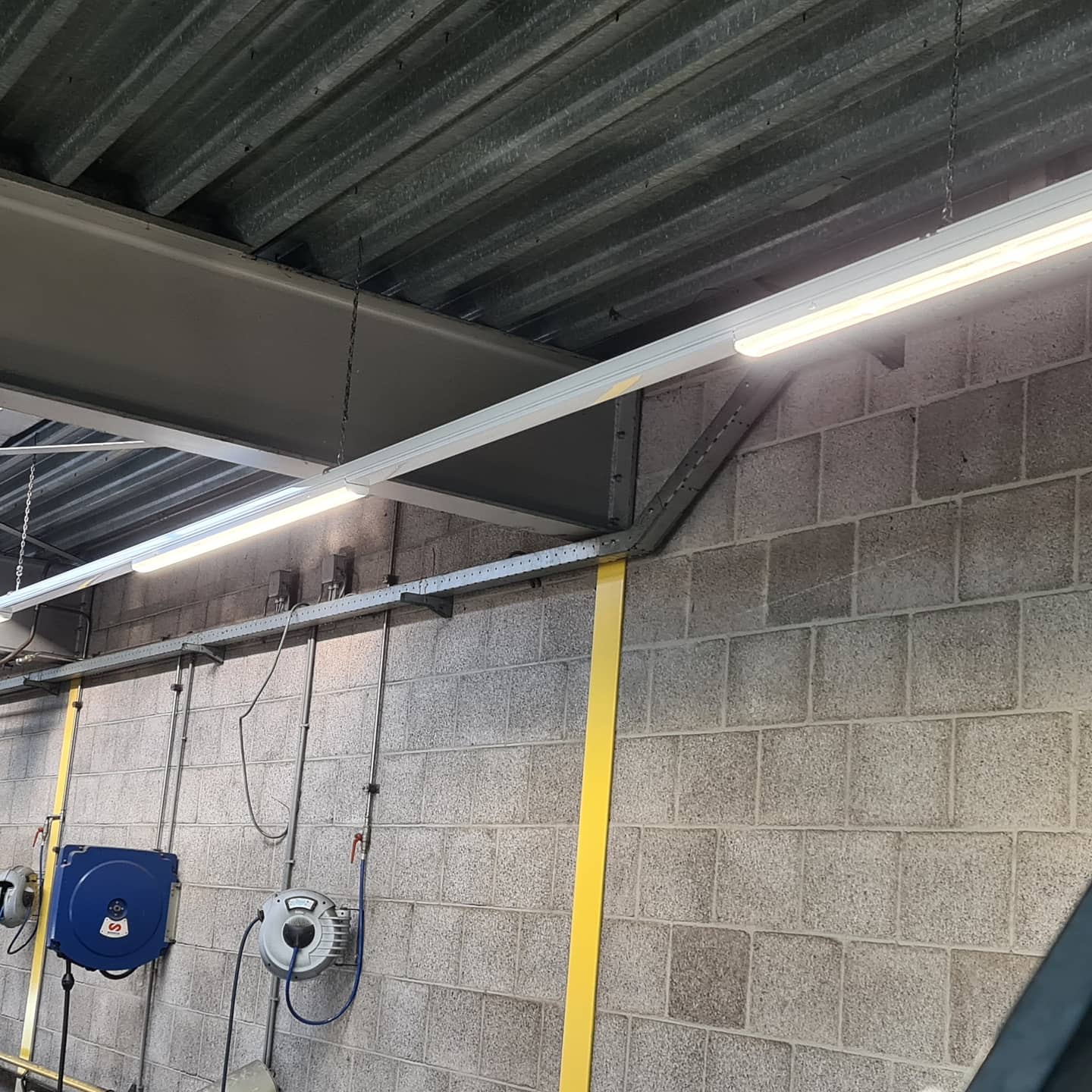 LED-verlichting gemonteerd in een bedrijfshal