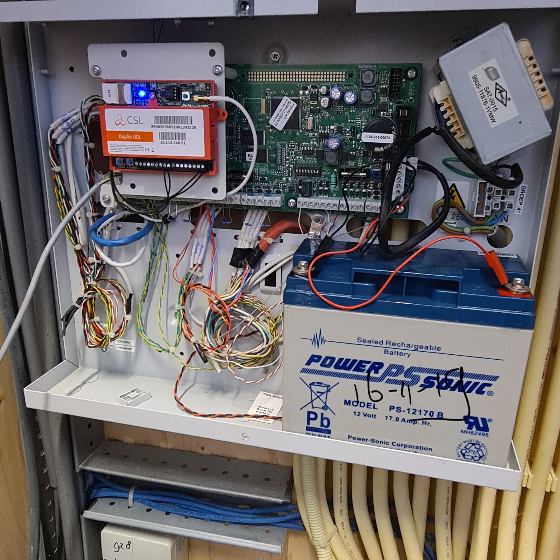 Inbraakcentrale met accu en doormelder netjes bedraad
