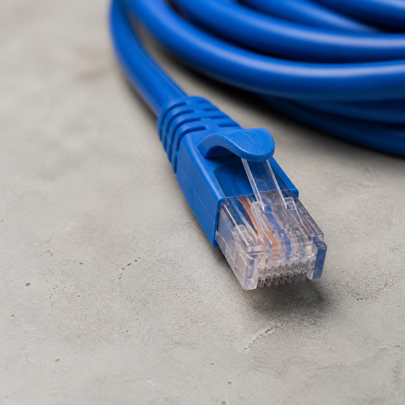 Detail van netwerkkabels in een patchpaneel