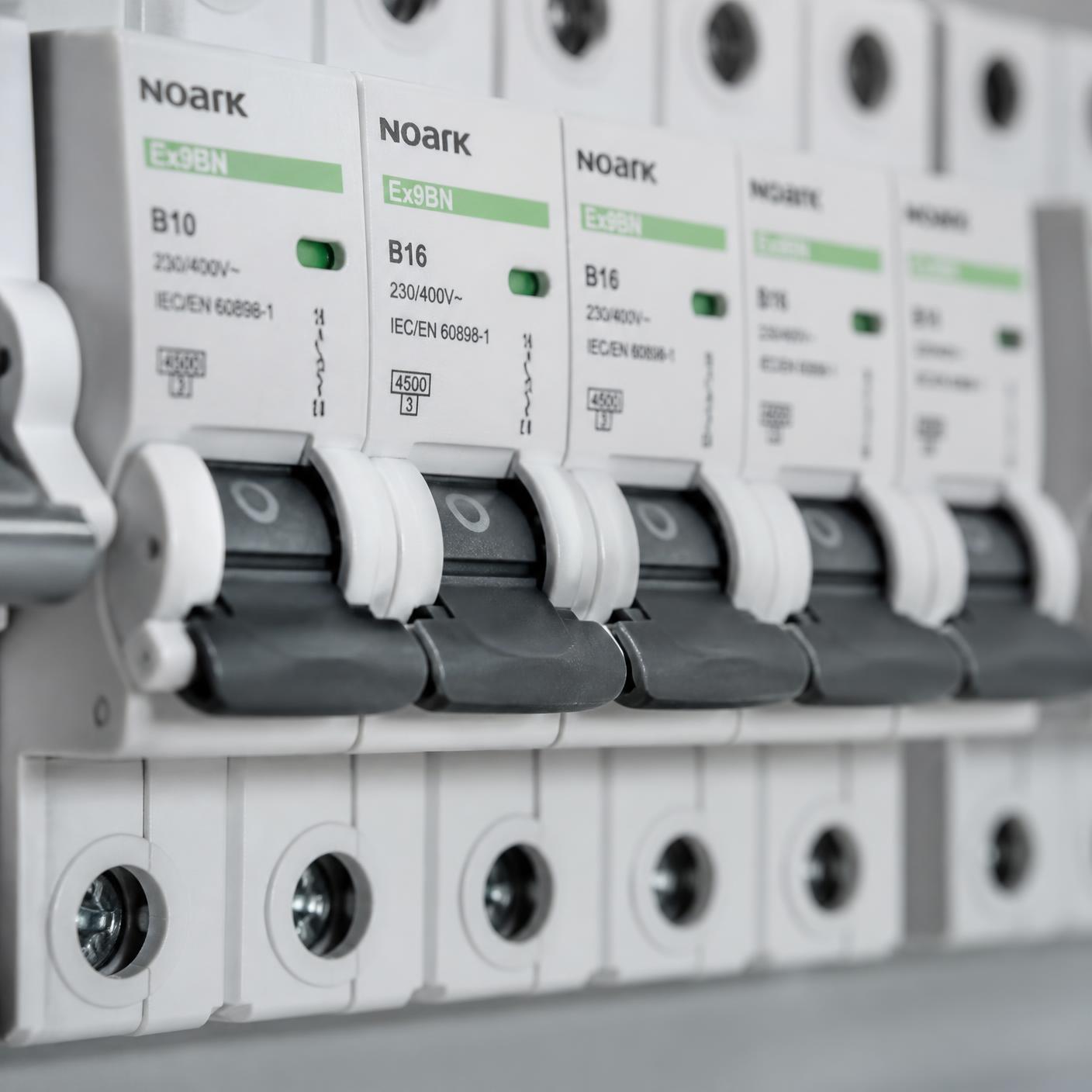 Detail van installatieautomaten in een verdeelkast