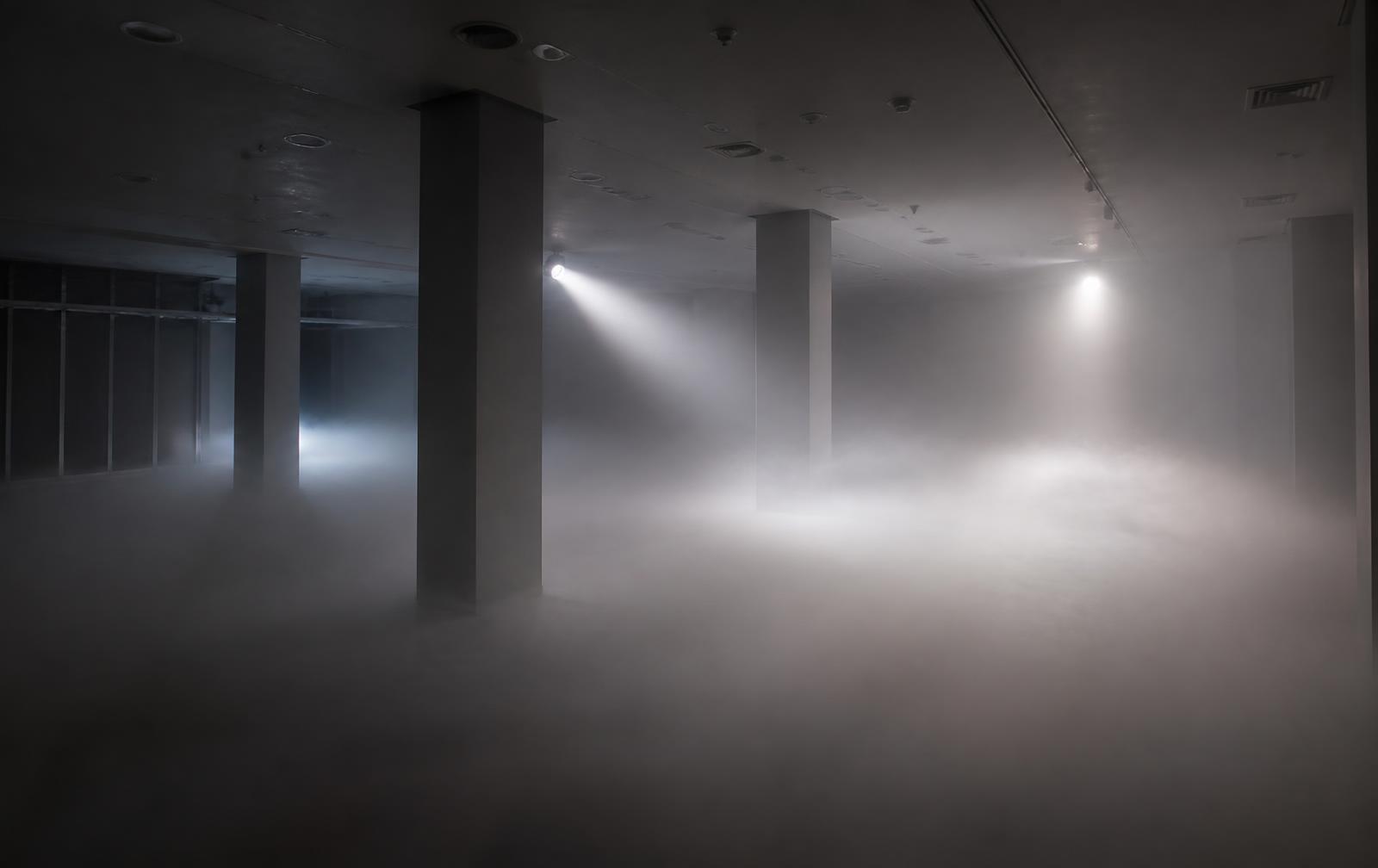 Nevelbeveiliging die een ruimte vult met dichte mist