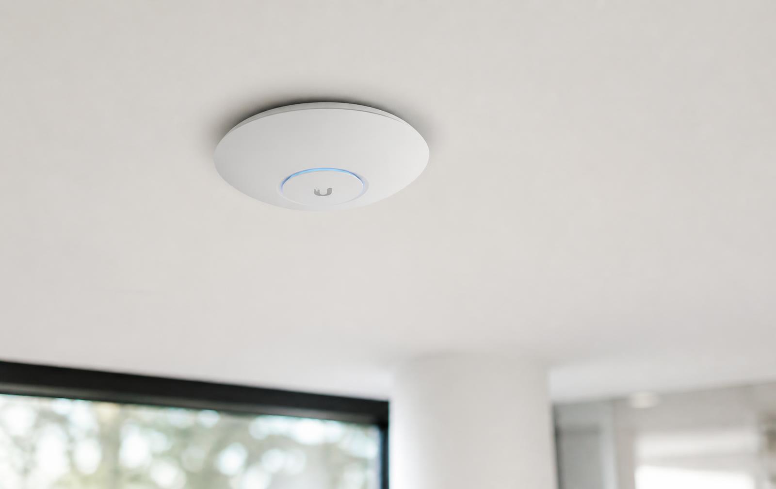 Access point aan het plafond voor volledige wifi-dekking